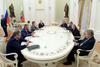 Putin po zmagi Ruse pozval k enotnosti; čestitke od Macrona in Merklove