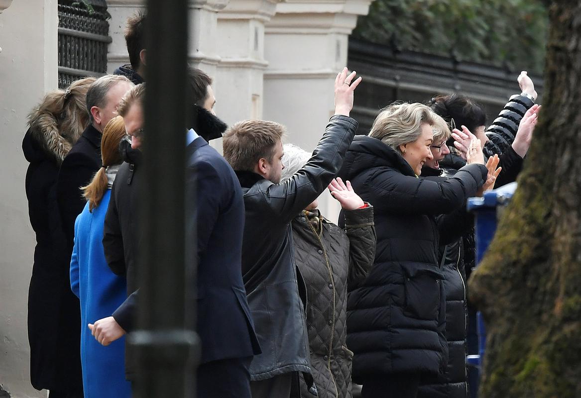 Manjša množica ljudi je diplomatom pomahala v slovo. Foto: Reuters