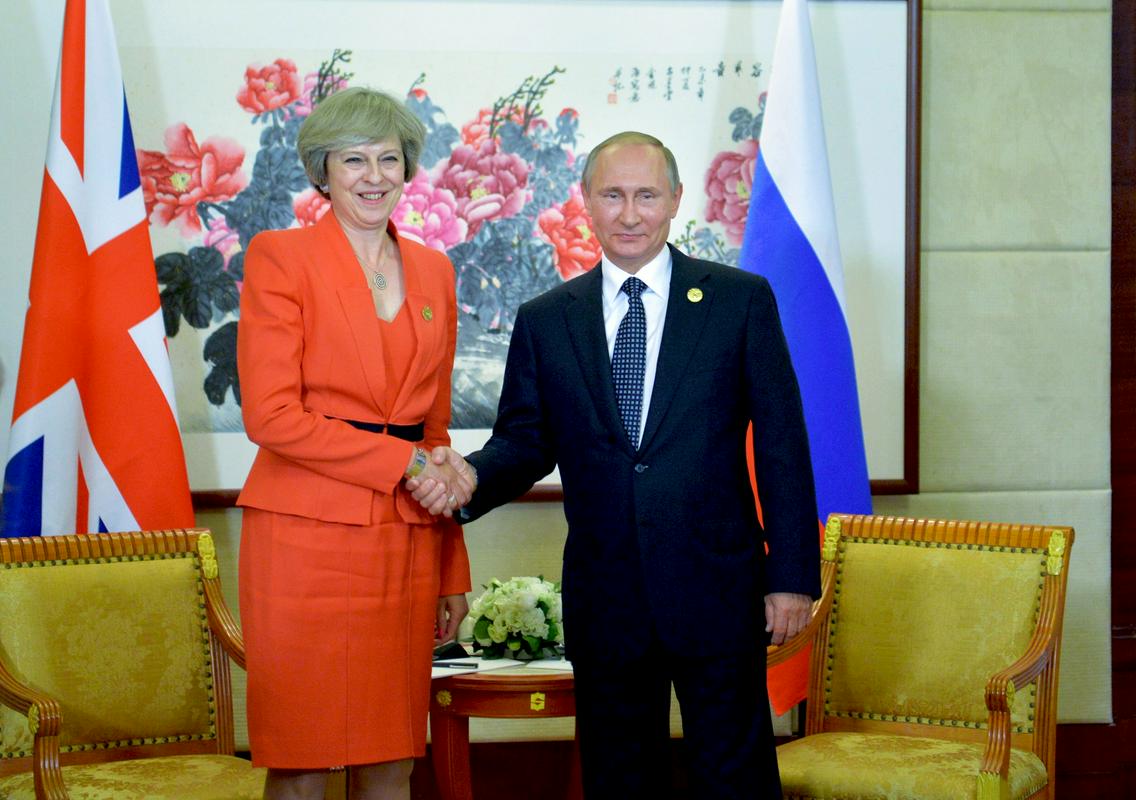 Britanska premierka Theresa May in ruski predsednik Vladimir Putin med srečanjem na vrhu držav skupine G20 v Hangžuju na Kitajskem septembra 2016. To je bilo še obdobje, ko se je zdelo, da bi se odnosi med državama lahko kljub razhajanju v Siriji in Ukrajini nekoliko otoplili. Foto: EPA