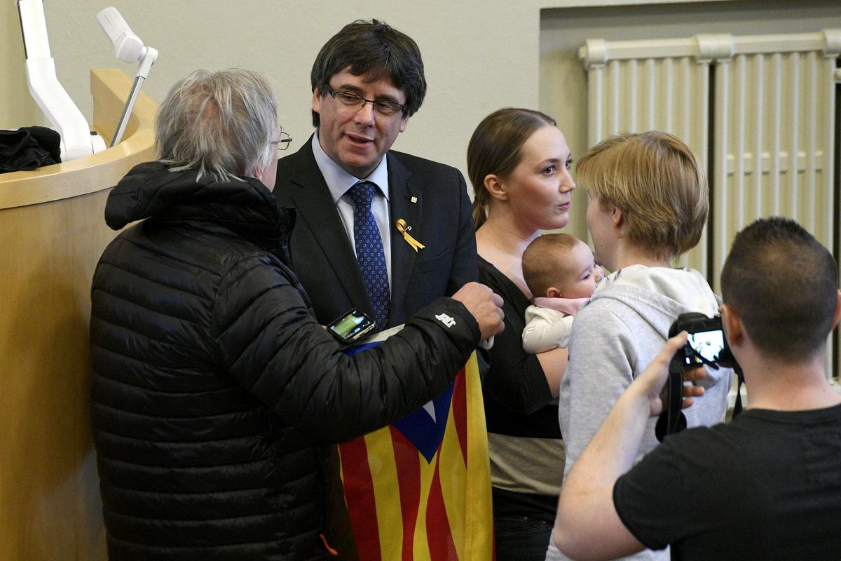 Puigdemont, ki je lani prebegnil v Belgijo, je na dan zaslišanja obiskal univerzo v Helsinkih na Finskem. Foto: Reuters