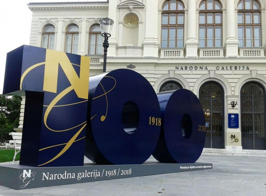 Pročelje Narodne galerije v Ljubljani, pred katerim je velikanska številka 100. Foto: SOJ RTV SLO/Razkošje lepega