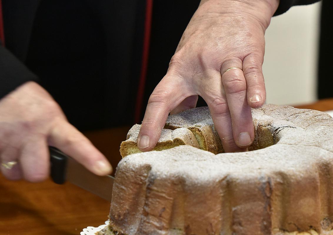 Slovenska potica se peče v tradicionalnem glinenem potičniku, ki ima v sredini luknjo. Foto: BoBo