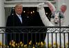Foto: Pri Trumpovih so se kotalili pirhi in brale pravljice