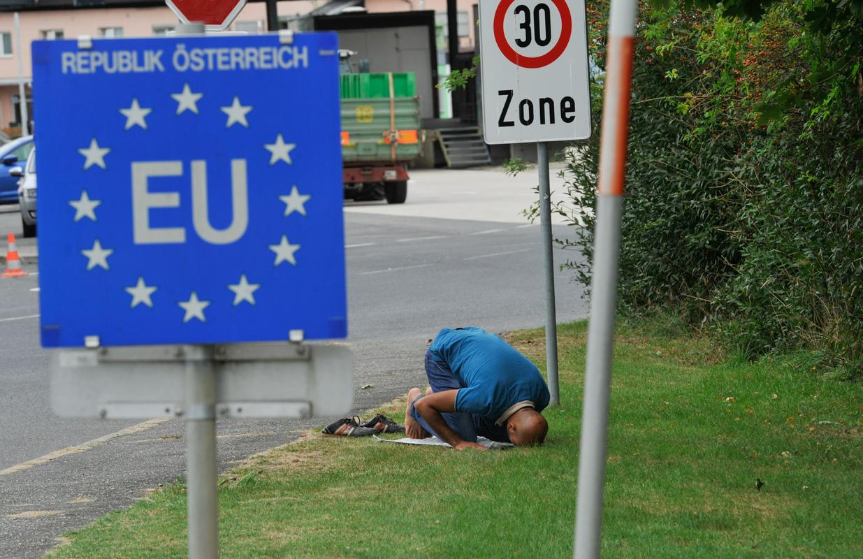 Avstrijski minister meni, da bi bila ukinitev nadzora na mejah 'napačen signal' tihotapcem ljudi. Foto: BoBo