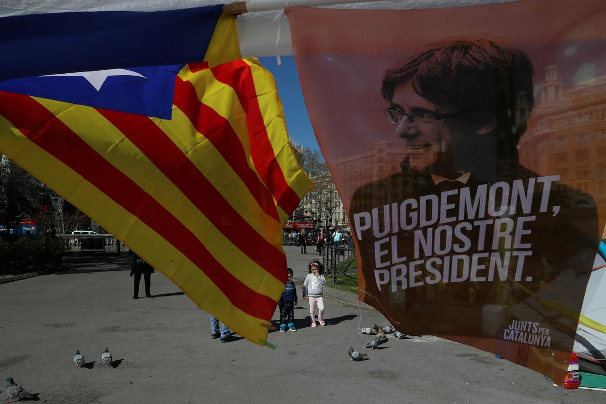 Katalonci so nad pridržanjem Puigdemonta ogorčeni. Foto: Reuters