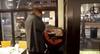 Video: Marc Jacobs partnerja zasnubil v mehiški restavraciji