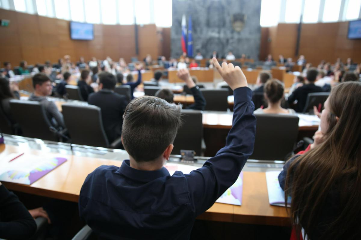 Mladi parlamentarci so predlagali več praktičnih vsebin v slovenskih šolah. Foto: DZ/Borut Peršolja
