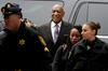 Sojenje Cosbyju najprej prekinila razgaljena aktivistka, nato pristranski porotnik