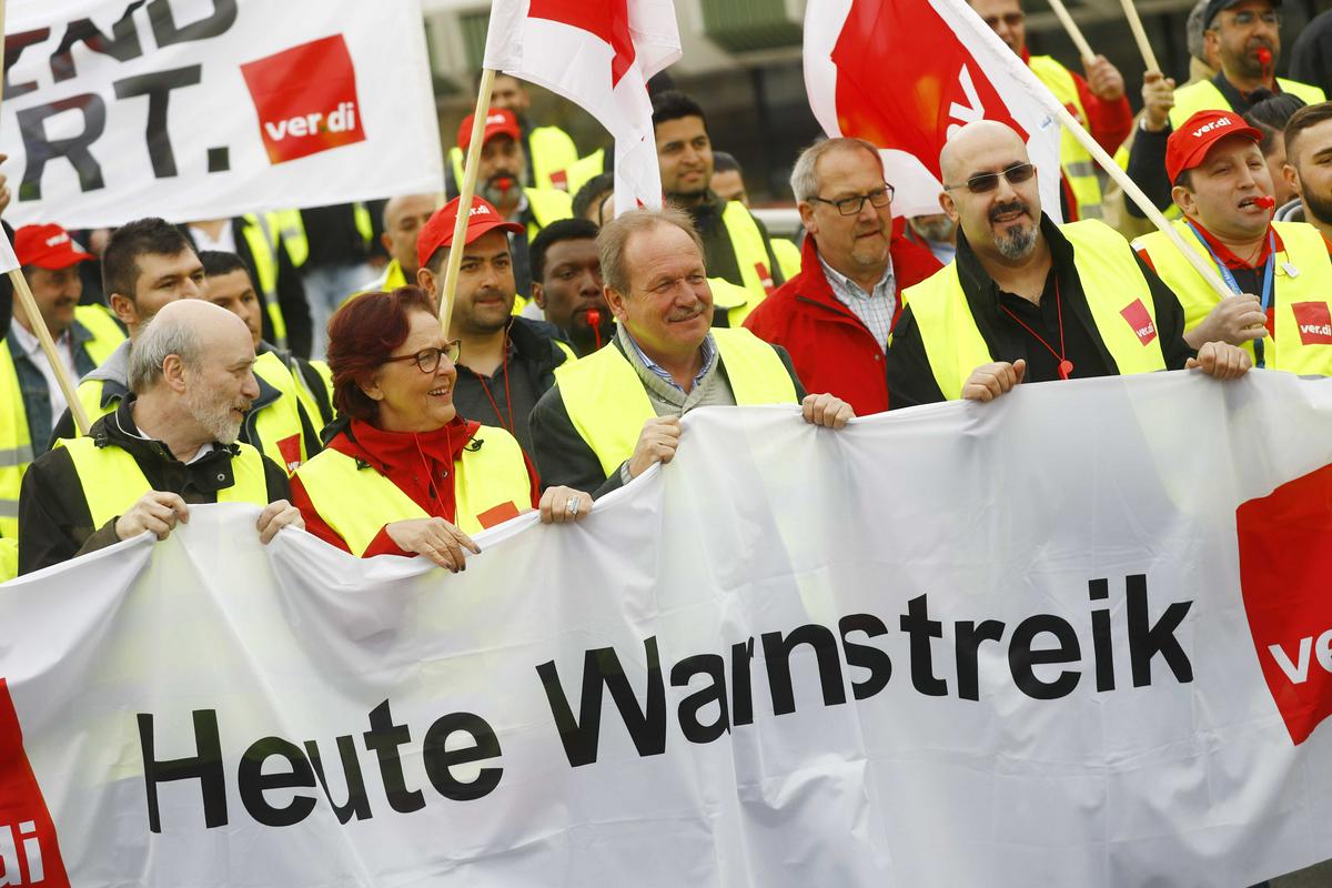 Nemški delavci v javnem sektorju zahtevajo višje plače. Opozarjajo, da je gospodarstvo v dovolj dobrem stanju. Foto: Reuters