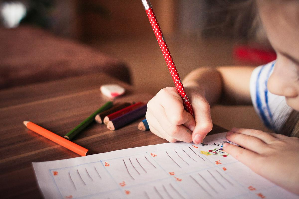 Raziskava je pokazala, da se učenci, ki bolj doživljajo stres, od preostalih razlikujejo tudi po ambicijah glede končne stopnje izobrazbe. Foto: Pixabay
