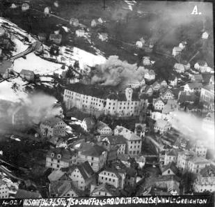 Fotografija, nastala med napadom na grad 6. 3. 1945 ... ključna fotografija, po kateri smo prišli do razkritih dejstev o jeklenih pticah nad Idrijo leta 1945. Foto: SOJ RTV SLO/Tinus Le Roux