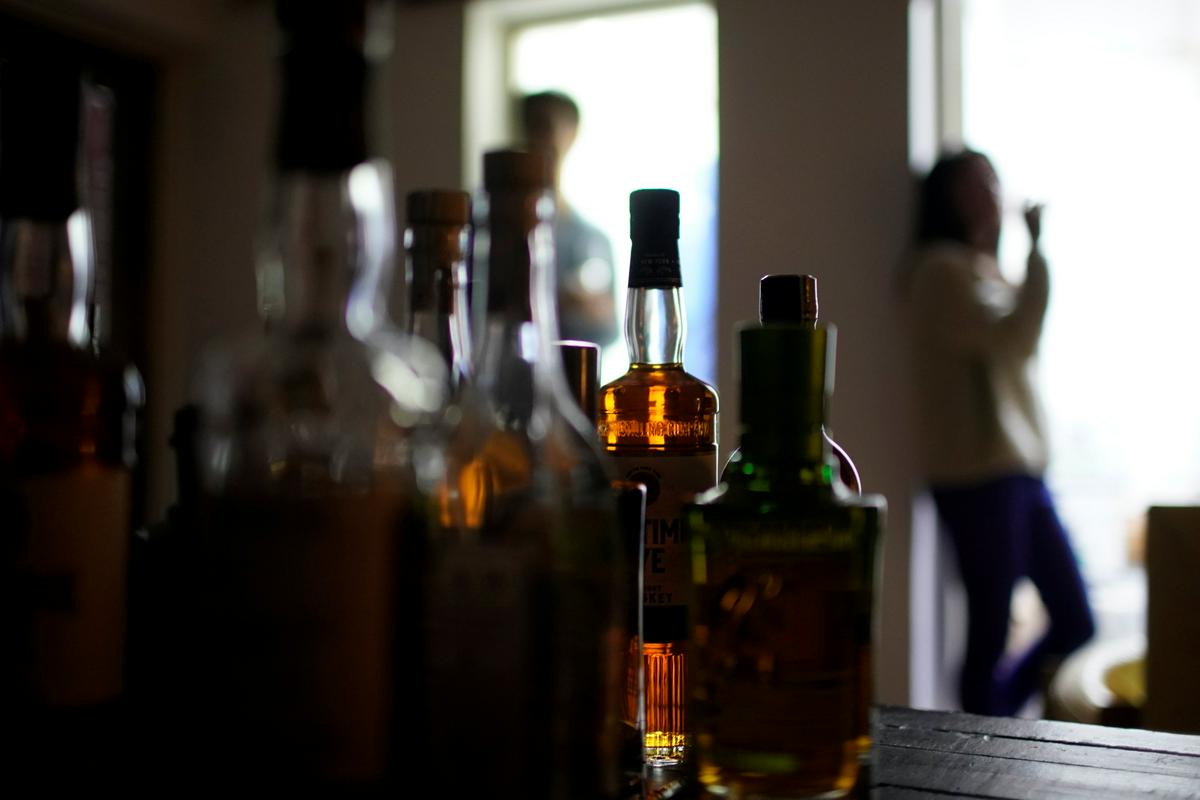 V letu 2019 je registrirana poraba čistega alkohola na prebivalca Slovenije, starega 15 let ali več, znašala skoraj 11 litrov, kar preračunano pomeni 91 litrov piva, 48 litrov vina in 3 litre žgane pijače. Foto: Reuters