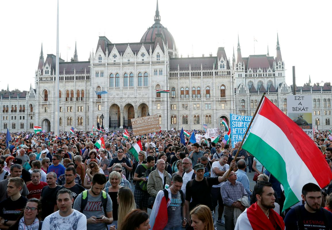Deset tisoč protestnikov se je z madžarskimi in evropskimi zastavami zbralo pred parlamentom v Budimpešti. Foto: Reuters