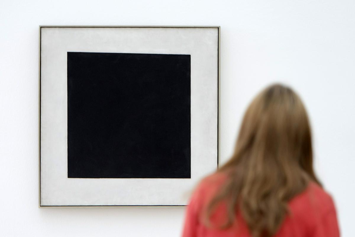 Slikar Malevič je pomemben za celoten razvoj sodobne umetnosti in teoretske misli. Njegovo ikonično platno Črni kvadrat je eno ključnih mejnikov likovne umetnosti. Foto: EPA