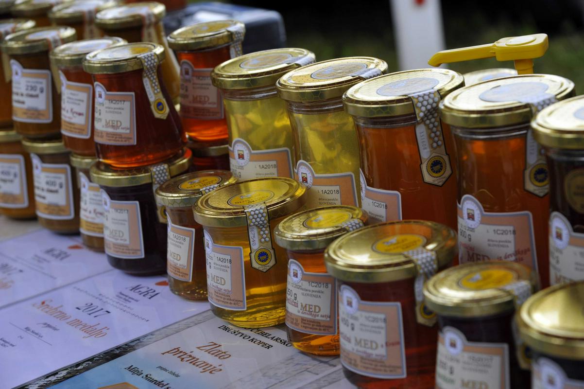 Različne vrste meda v kozarčkih. Foto: BoBo/Srdjan Živulović