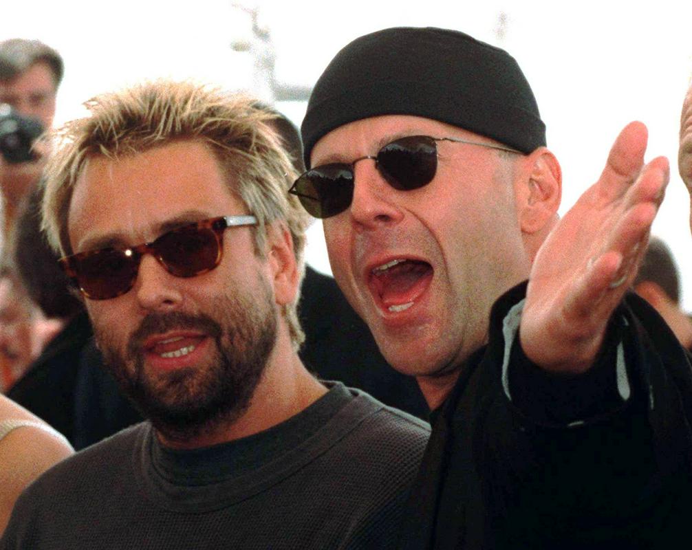 Luc Besson daljnega leta 1997, ko sta z Bruceom Willisom v Cannesu predstavljala Peti element. Foto: AP