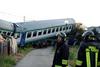 V trčenju vlaka in tovornjaka pri Torinu dva mrtva, okoli 20 ranjenih