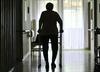 Švedska: Več kot pol starejših žrtev covida-19 umrlo v domovih za starejše