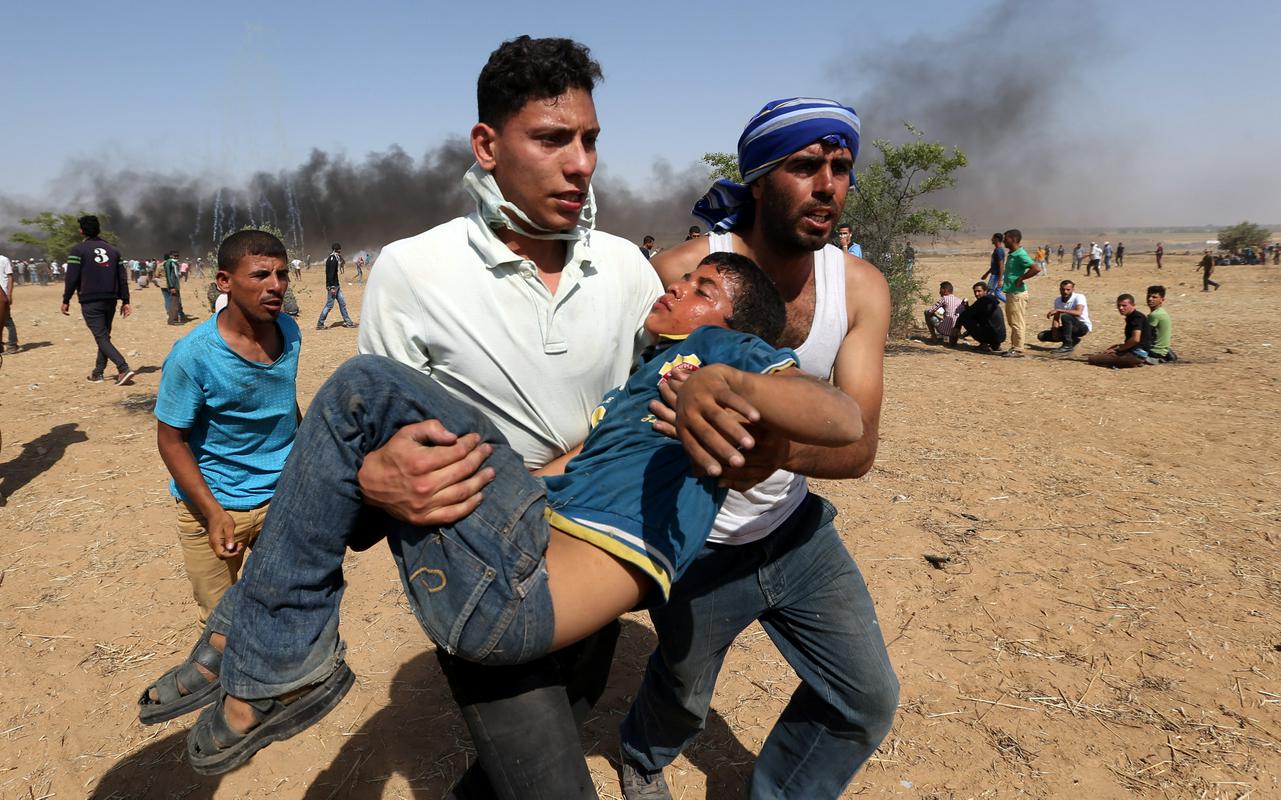 Izraelske sile so med vsakotedenskimi protesti v Gazi, ki so se začeli marca 2018, ubile najmanj 214 ljudi, med njimi tudi novinarje, več so jih pohabili in jim tako onemogočili nadaljnje delo. Foto: Reuters