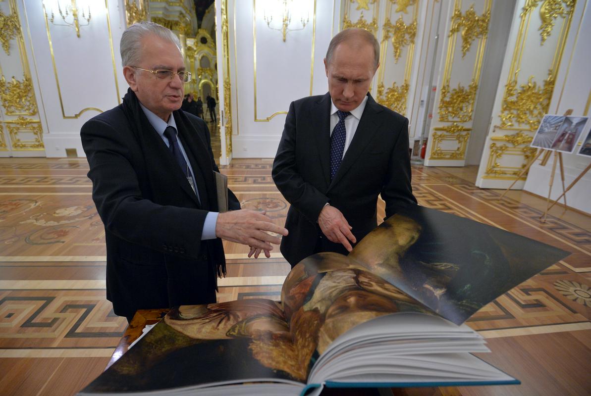 Direktor državnega muzeja Ermitaž Mihail Piotrovski in ruski predsednik Vladimir Putin. Foto: EPA