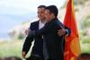 Objem Zaeva in Ciprasa ob zgodovinskem podpisu sporazuma o novem imenu Makedonije