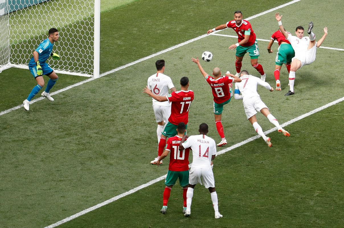 Sosednji državi sta se doslej soočili le na svetovnih prvenstvih. V Mehiki 1986 je bilo 3:1 za Maročane, ki so si tako priigrali prvi afriški nastop v izločilnih bojih. V Rusiji 2018 je v Moskvi že v 4. minuti dvoboj skupinskega dela odločil kapetan Cristiano Ronaldo, ki pa bo tokrat začel na klopi. Foto: Reuters