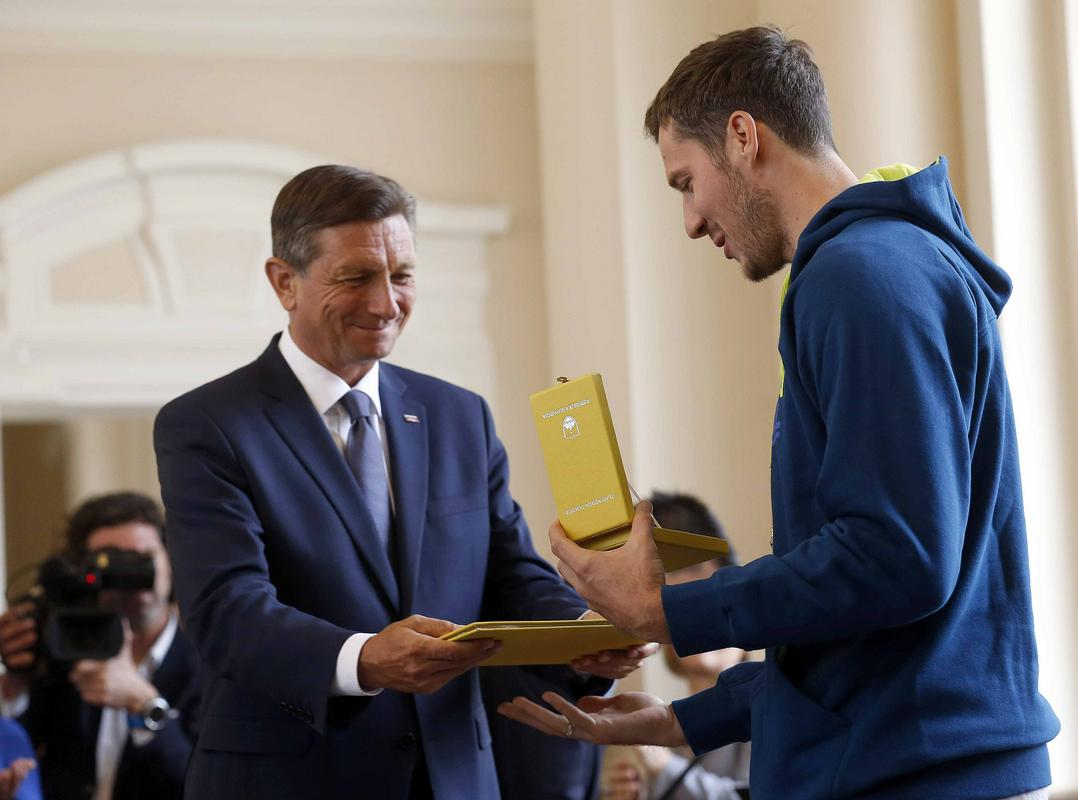Zlati red za zasluge evropskim prvakom je predsednik Slovenije Borut Pahor dodelil že po lanskem slavju, danes pa je košarkarjem še uradno in osebno predal najvišje državno odličje. Foto: BoBo/Borut Živulović