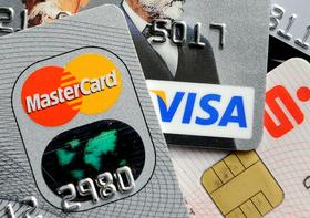 Kako je najpametneje poslovati s plačilnimi karticami v tujini?