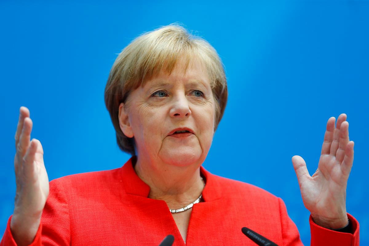 Nemška vlada Angele Merkel je sporočila, da so z Italijo in Španijo dosegli dogovor o vračanju prebežnikov. Za nadaljnje pogovore bo odgovoren notranji minister Horst Seehofer, ki je Merklovi zagrozil, da bo zaprl mejo. Foto: Reuters