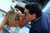 Maradona končno nadel zaročni prstan 28 let mlajši Rocio