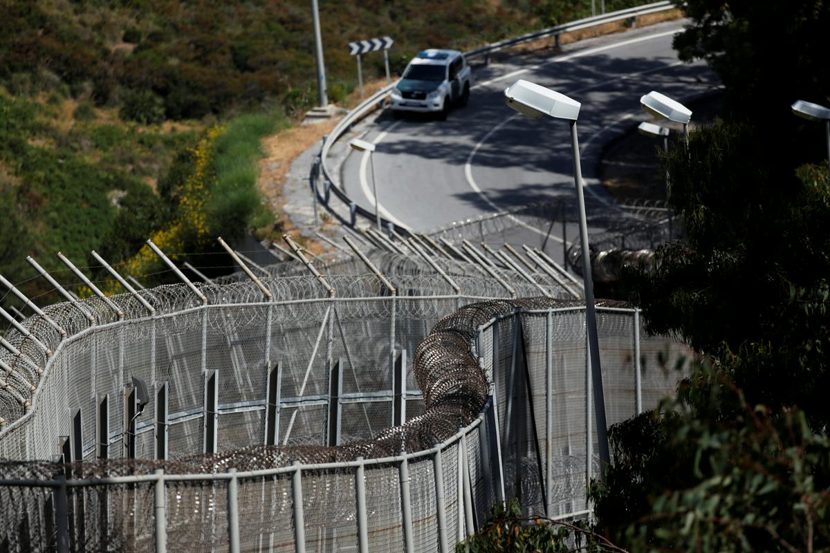 Španija je denar dobila tudi za izboljšanje sprejemnih zmogljivosti v eksklavi Ceuta, ki jo od Maroka loči več metrov visoka ograja z rezilnimi britvami. Foto: Reuters