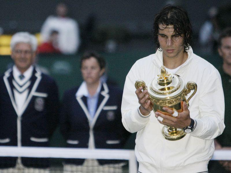 Rafael Nadal je 6. julija 2008 doživel enega največjih vrhuncev svoje bogate kariere. Po dveh porazih v finalu - obeh proti Rogerju Federerju - je vendarle dobil turnir v Wimbledonu. Foto: AP