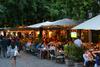 Navijaško vzdušje ob Ljubljanici: kako za svoje reprezentance navijajo turisti