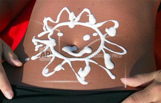 S kremo narisnao sonce na koži na trebuhu. Foto: AP/AP
