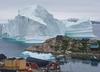 Foto in video: Ledena gora vedno bliže majhni vasi na Grenlandiji