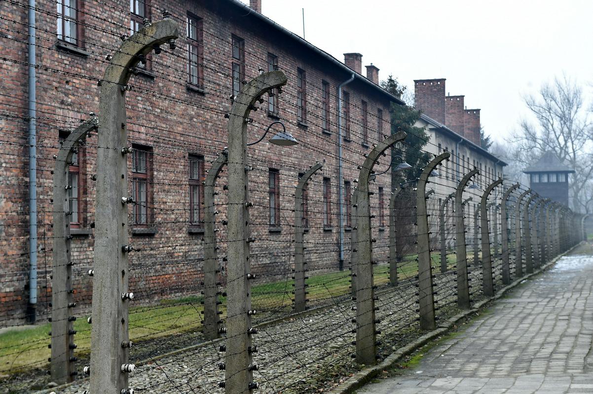 26. aprila 1944 v Lendavi in Murski Soboti zbrana največja skupina 367 prekmurskih Judov, ki so jih nato odpeljali najprej v Čakovec, od tam pa v Nagykanizso, od koder so jih v vagonih vozili v Birkenau, kjer je bilo zbirno mesto za največje taborišče smrti – Auschwitz. Foto: EPA