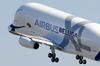 Foto in video: Airbusov orjaški veseli kit Beluga XL poletel v nebo