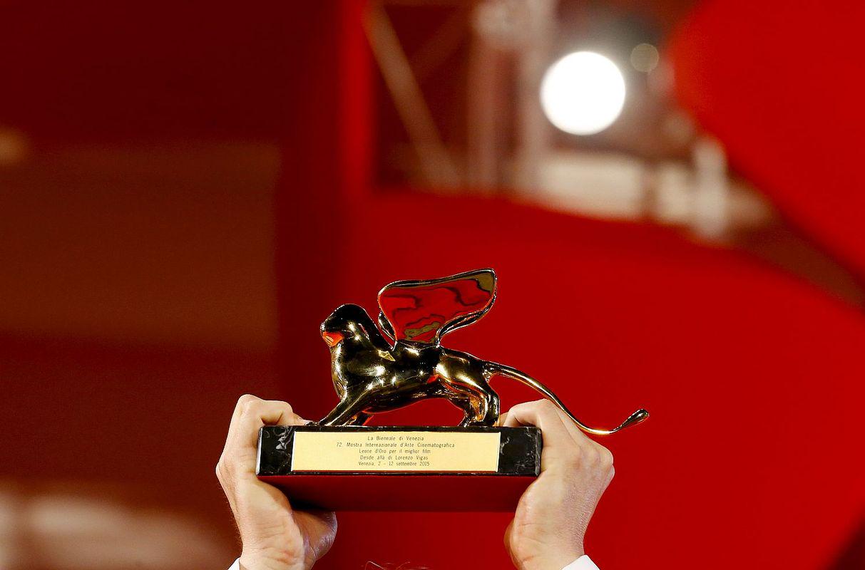 Glavna nagrada na filmskem festivalu v Benetkah je zlati lev (Leone d'Oro), ki ga prejme režiser ali režiserka najboljšega celovečernega filma v tekmovalnem programu. Foto: Reuters
