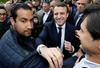 Macron na udaru zaradi ščitenja nasilnega člana osebja