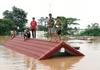 Foto in video: Po zrušitvi jezu v Laosu voda zalila vasi, pogrešajo več sto ljudi