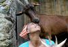 Foto: Etiopska prebežnica v Italiji našla tržno nižo – prodajo kozjih izdelkov