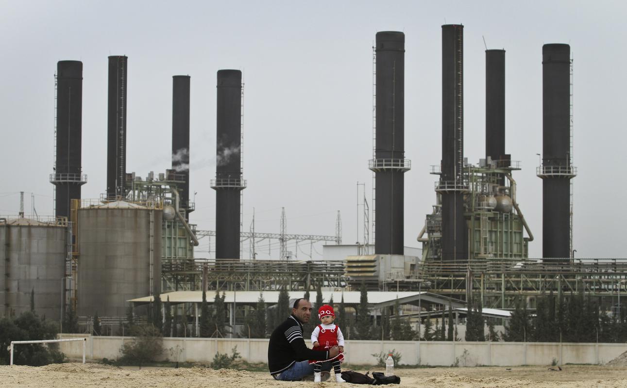 Glavna elektrarna v Gazi dela v omejenem obsegu, saj zaradi izraelske zapore ni dovolj goriva za normalno delovanje . Foto: EPA