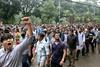 V Bangladešu policija s solzivcem nad protestnike. Oblasti omejile dostop do spleta.