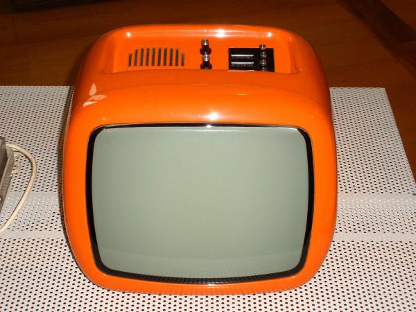 Minirama je bil prvi prenosni črno-beli televizijski sprejemnik. Ga še hranite? Foto: MMC-jev uporabnik/milan t