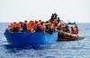 Avstrijski minister Kickl bi prebežnikom pravico do azila preverjal kar na ladjah
