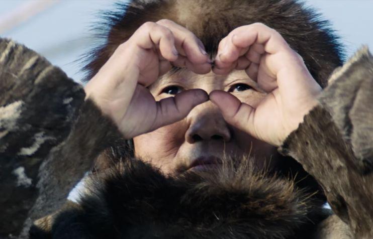 Arktična tundra ima za filmarje poseben čar, že odkar je Robert J. Flaherty posnel svojo pionirsko dokumentarno dramo Nanuk s severa. Film Aga je bil tudi sklepni film letošnjega berlinskega festivala. Foto: Sarajevski filmski festival