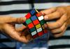 Video: Z enim vdihom pod vodo rešil šest Rubikovih kock