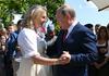Foto: Putin na poroko pripeljal kozake in se zavrtel z nevesto
