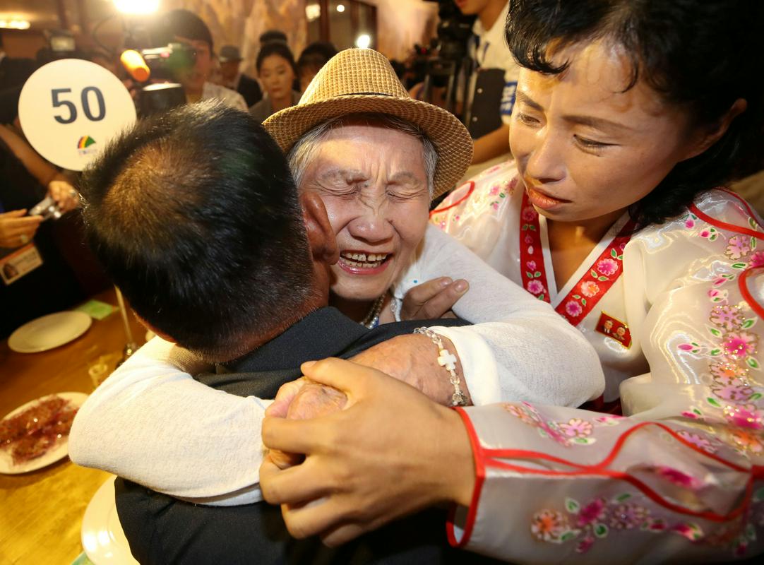 Sorodniki so se srečali po več kot 60 letih. Za številne bo to srečanje tudi zadnje. Foto: Reuters