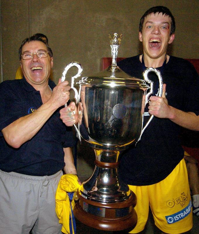 Miro Požun in Sergej Rutenka s pokalom za zmago v Ligi prvakov leta 2004. Foto: EPA